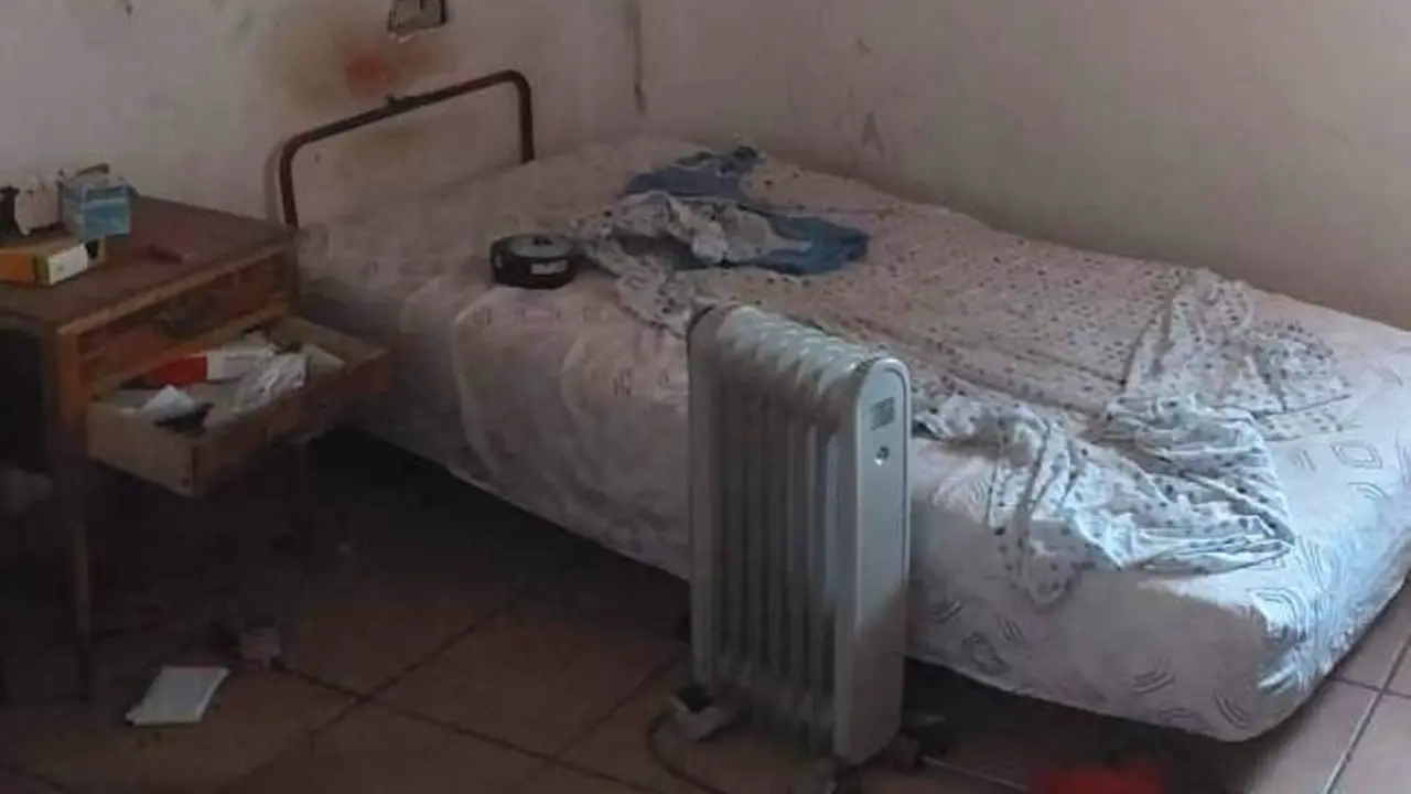 Secuestra a su hija de 8 años tras morir su madre y la encierra en una casa abandonada