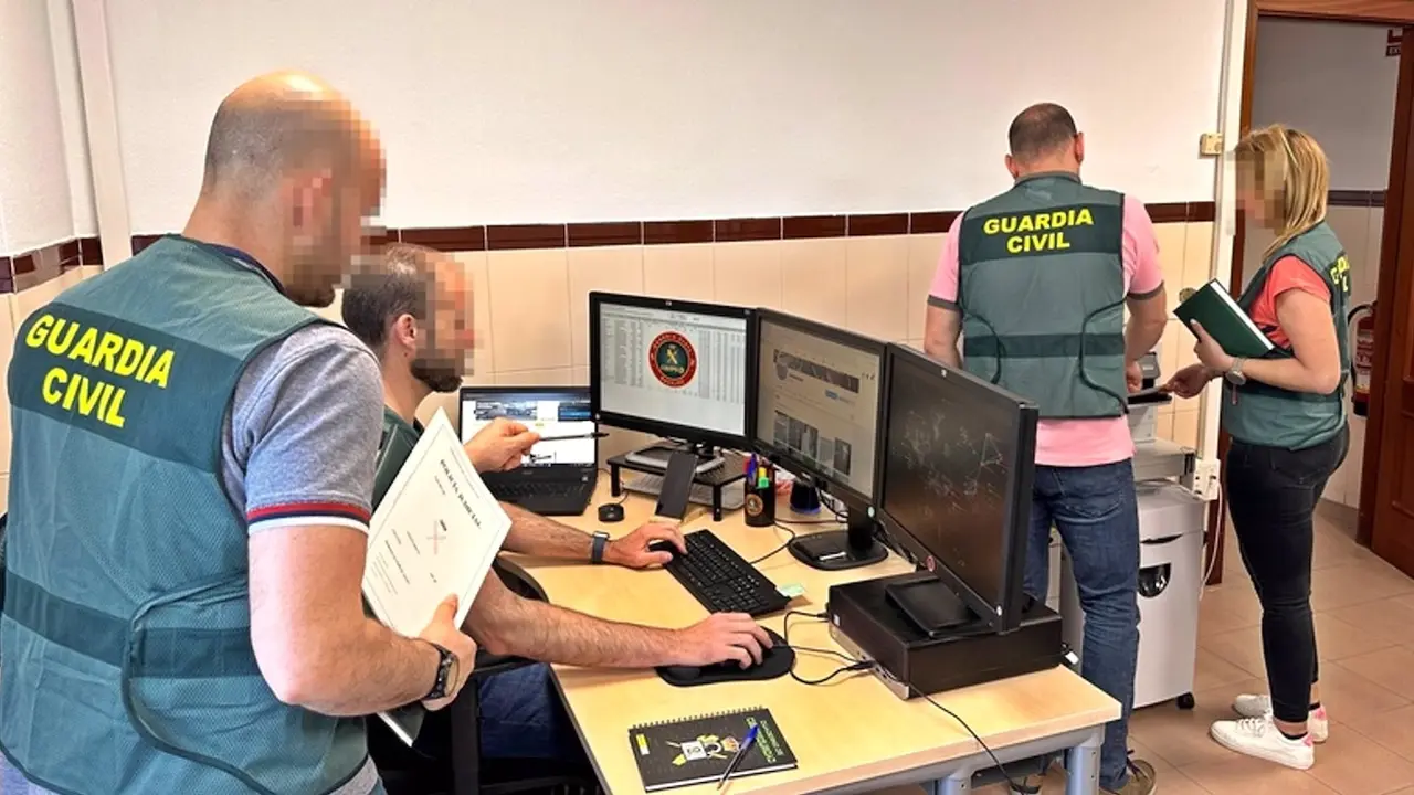 Cuatro detenidos e investigados acusados de 46 estafas online en 17 provincias, Guardia Civil