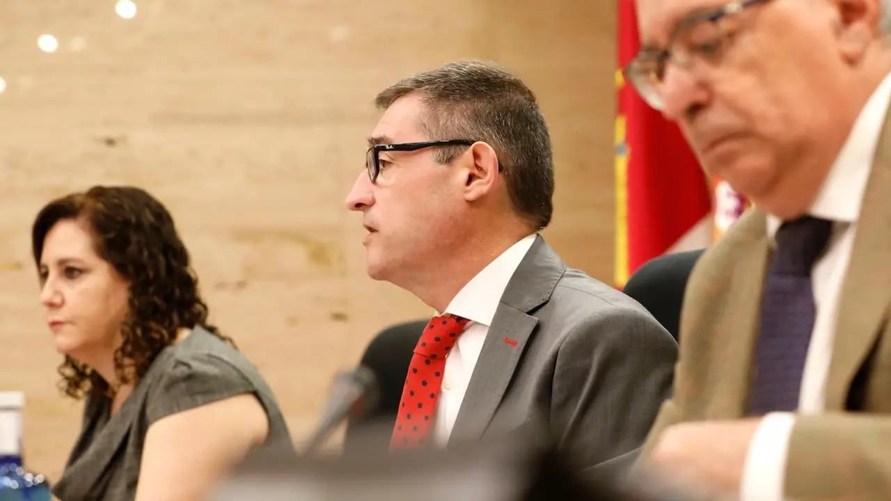 En el centro de la imagen el presidente del Consejo Regional de Transparencia y Buen Gobierno de Castilla-La Mancha, Fernando Muñoz, durante su intervención en la Comisión de Asuntos General de las Cortes