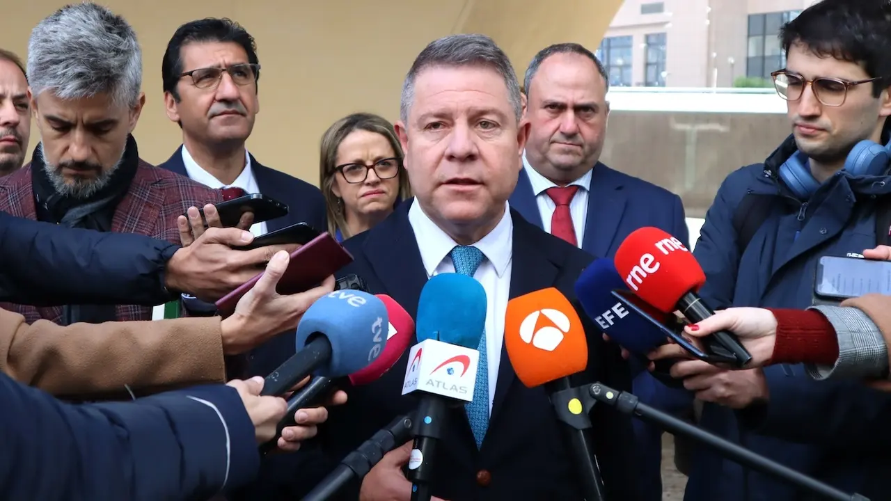 El presidente de Castilla-La Mancha, Emiliano García-Page, atendiendo a los medios de comunicación este jueves en Bruselas