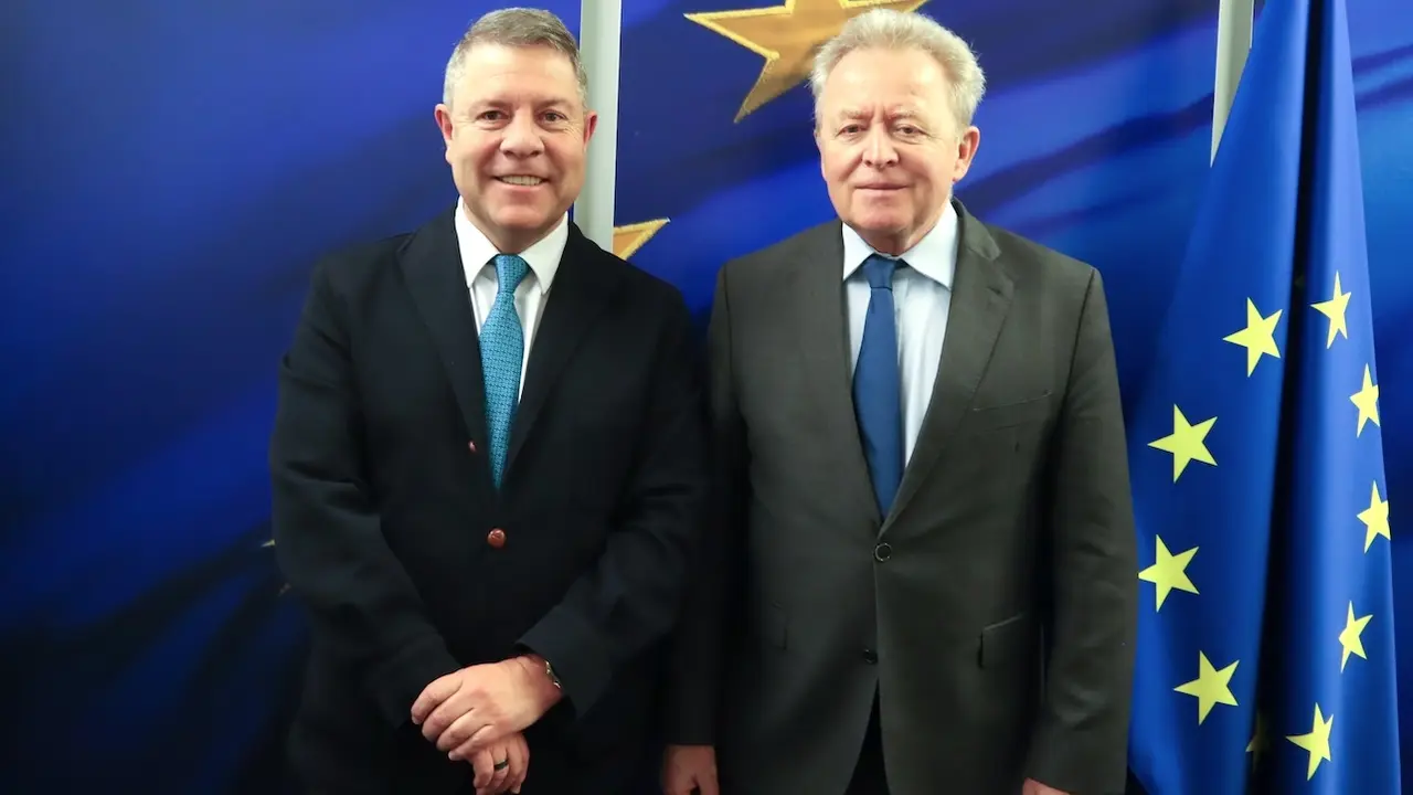 El presidente de Castilla-La Mancha, Emiliano García-Page, se reúne, en Bruselas, con el comisario de Agricultura, Janusz Wojciechowski