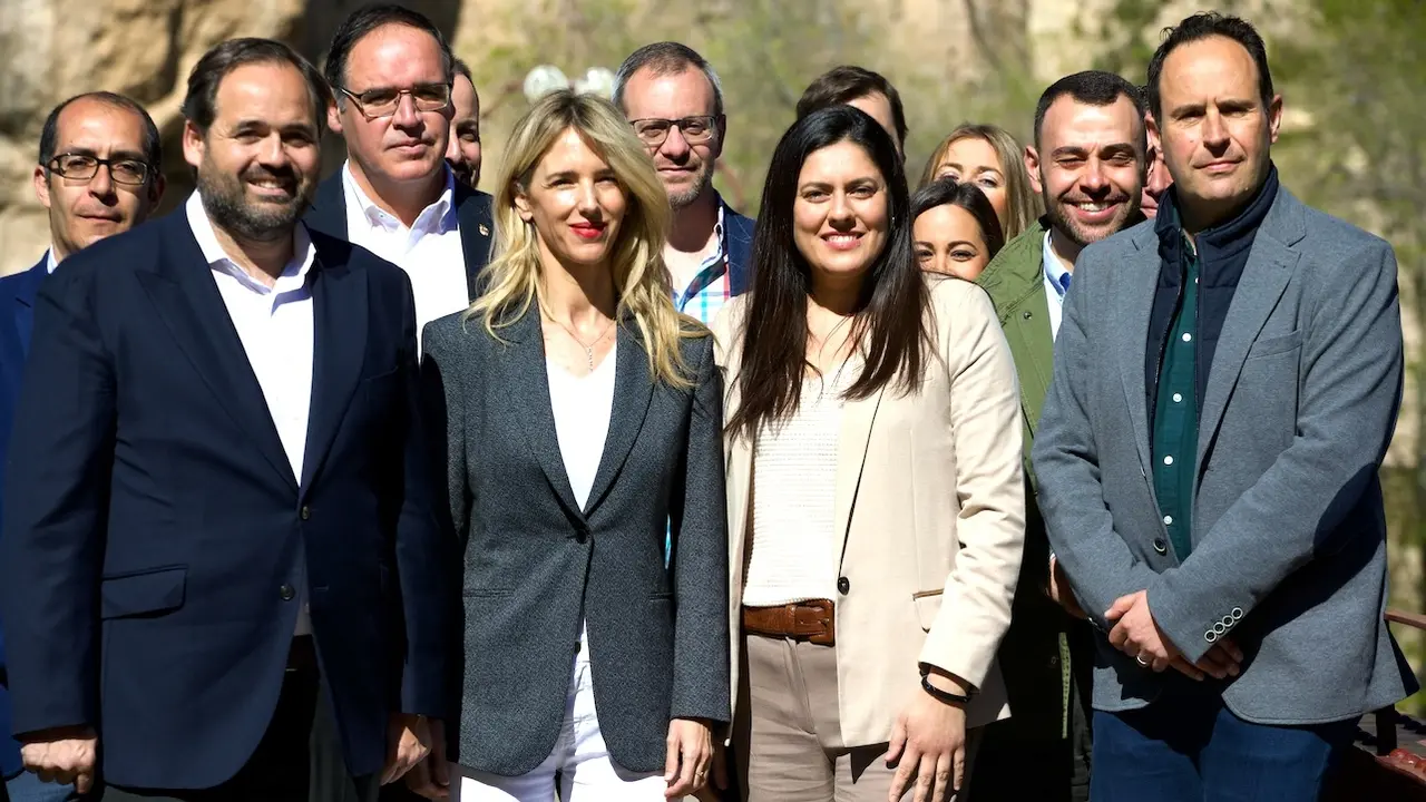 El presidente del PP de Castilla-La Mancha, Paco Núñez, este jueves en Cuenca junto a las diputadas nacionales Cayetana Álvarez de Toledo y Beatriz Jiménez