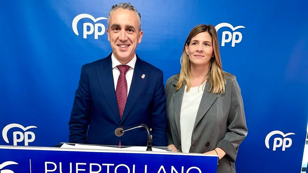 El alcalde de Puertollano (Ciudad Real), Miguel Ángel Ruiz, y la secretaria general y portavoz parlamentaria del PP de Castilla-La Mancha, Carolina Agudo, este jueves en rueda de prensa