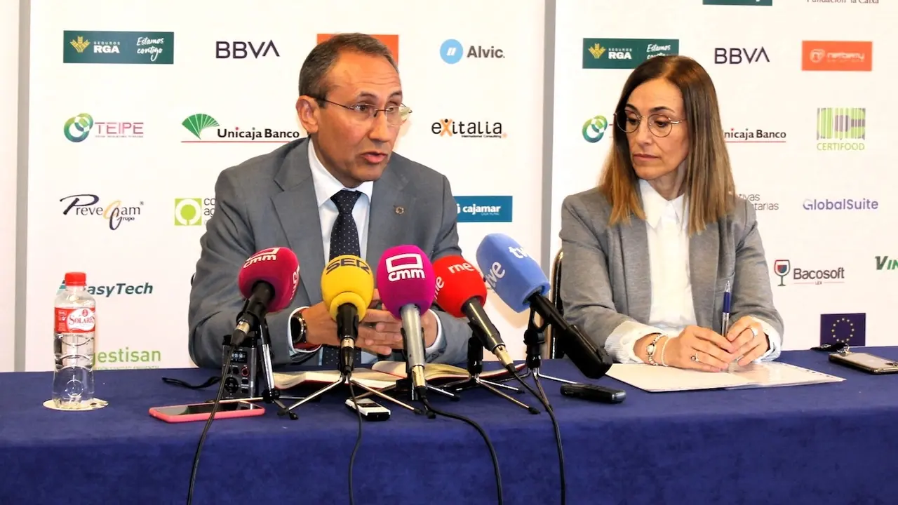 El director general de Cooperativas Agro-alimentarias de Castilla-La Mancha, Juan Miguel del Real, y la responsable de Relaciones Institucionales y Formación, Lola Gallego, durante la rueda de prensa que han ofrecido en Toledo