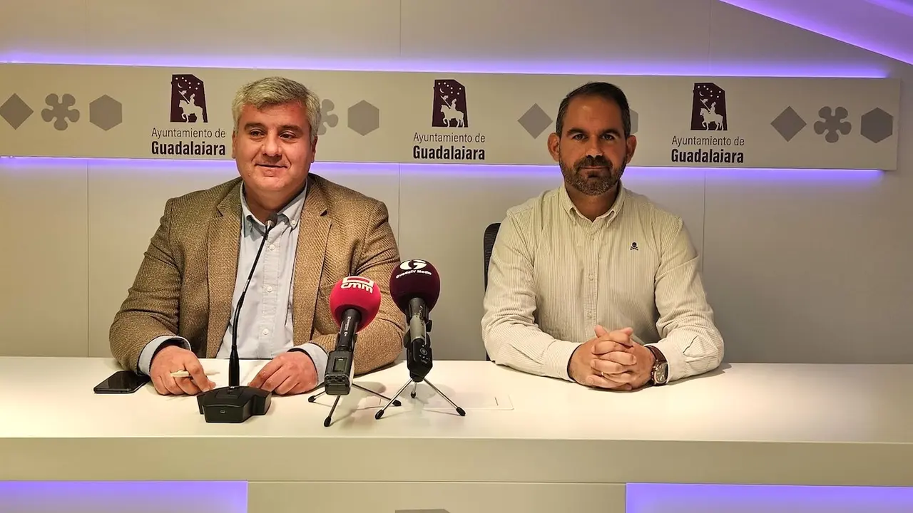 El segundo teniente de alcalde y concejal de Urbanismo, Alfonso Esteban, y el tercer teniente de alcalde y concejal de Obras, Santiago López, en rueda de prensa