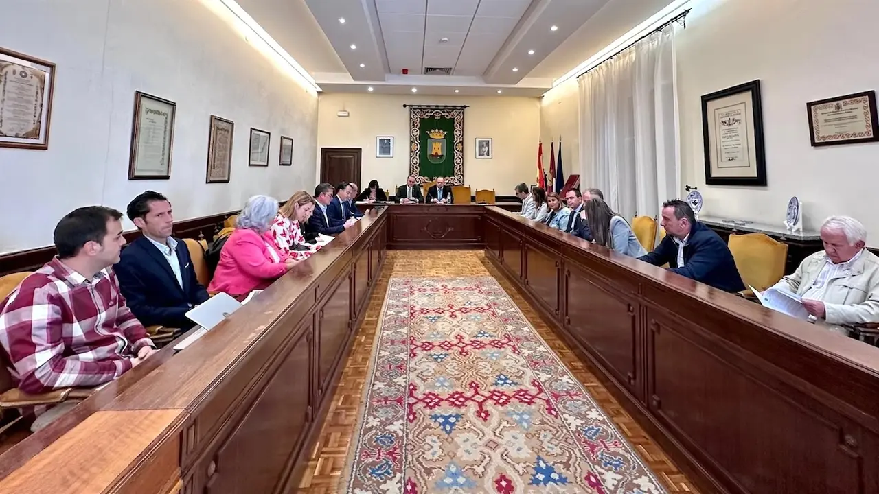 En la imagen un instante de la reunión de la Comisión de Seguimiento del AVE en el Ayuntamiento de Talavera de la Reina (Toledo)