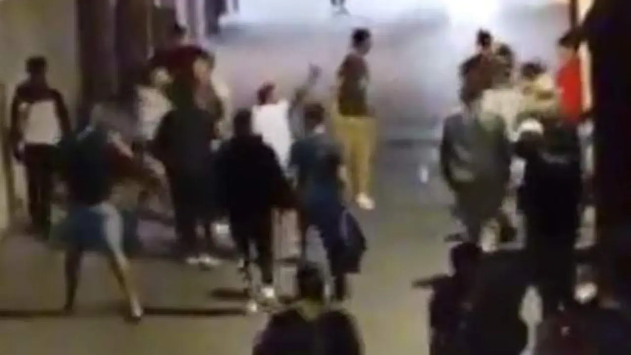 VIDEO. Violenta pelea entre dos bandas de jóvenes con bates de béisbol y palos
