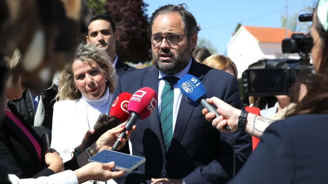 El presidente del PP de Castilla-La Mancha, Paco Núñez, atendiendo a los medios de comunicación en su visita a la III Feria Agroganadera Equus 2024 en Socuéllamos (Ciudad Real)