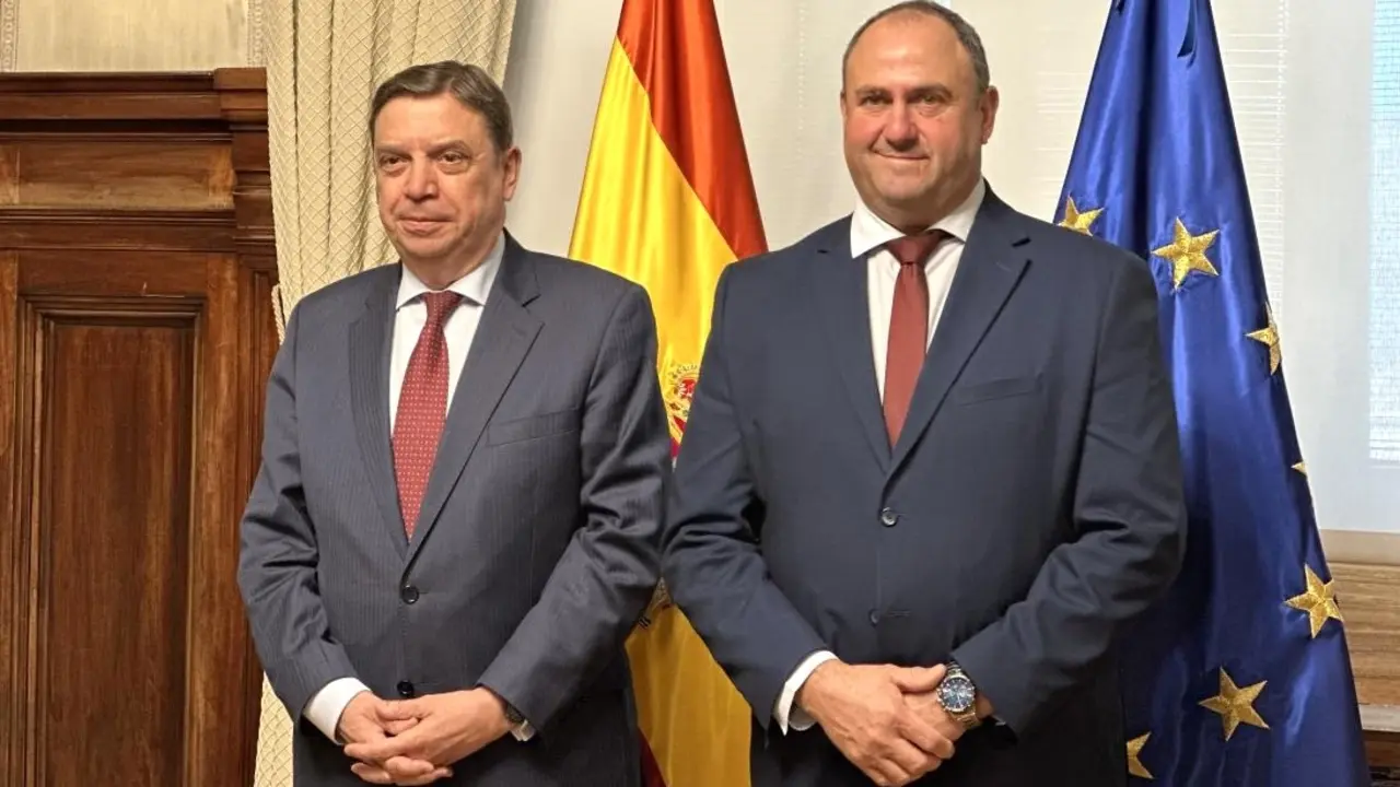 El ministro de Agricultura, Pesca y Alimentación, Luis Planas, junto al consejero de Agricultura, Ganadería y Desarrollo Rural de Castilla-La Mancha, Julián Martínez Lizán, este viernes en el Ministerio