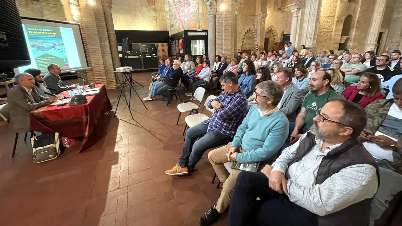 Una egresada de la UCLM honra en un libro a quienes excavaron trincheras en la Guerra Civil
