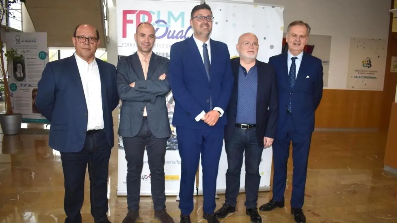 El consejero de Educación, Cultura y Deportes, Amador Pastor, ha asistido a la firma del proyecto DUALTEC
