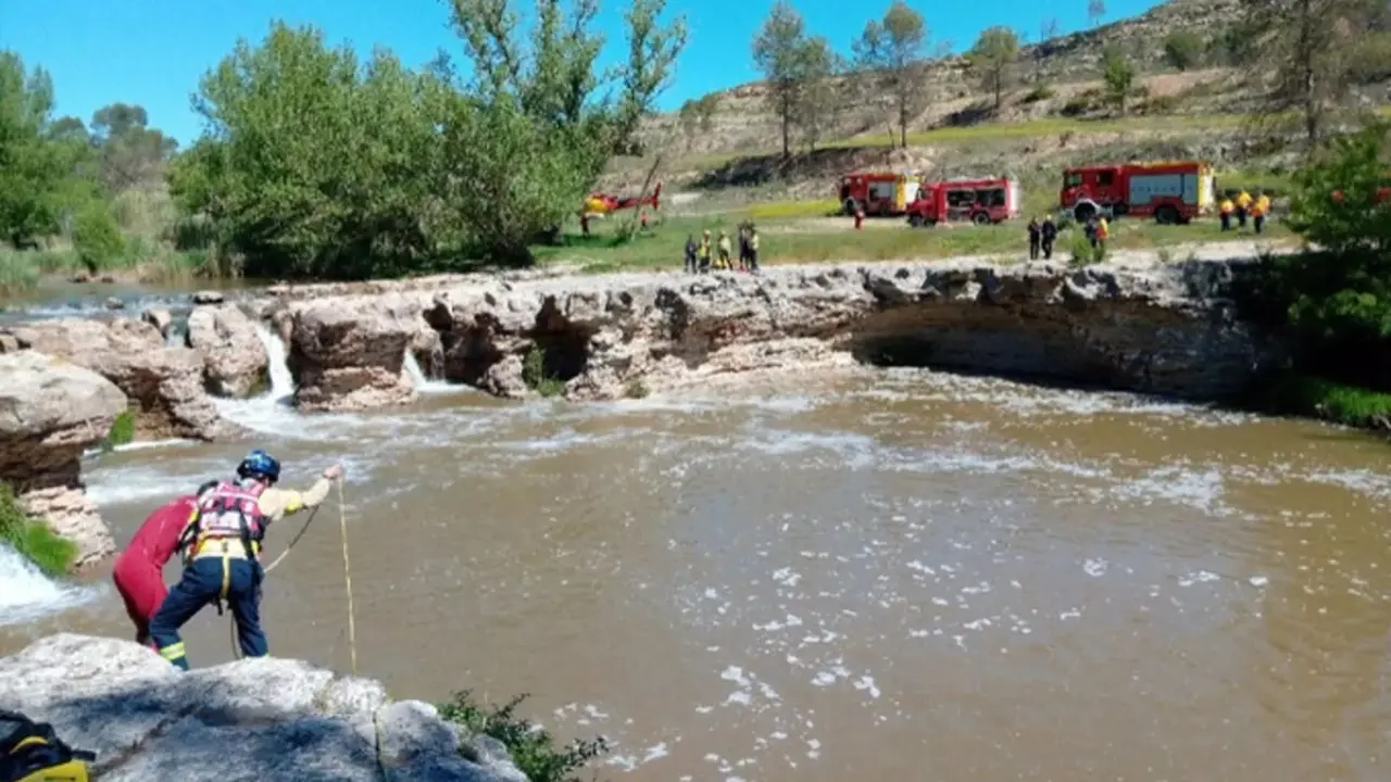 Muere un adolescente de 15 años ahogado tras lanzarse a una balsa para bañarse