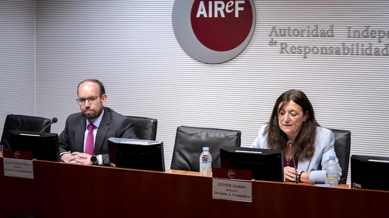 El director de la División de Análisis Presupuestario de AIReF, Ignacio Fernández-Huertas, y la directora de la División de Análisis Económico, Esther Gordo Mora - EP/Archivo