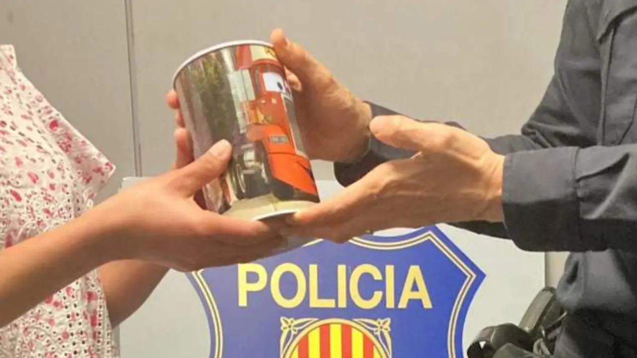 Roba una hucha con 2.500 euros mientras pone el router en un piso y la esconde por la calle