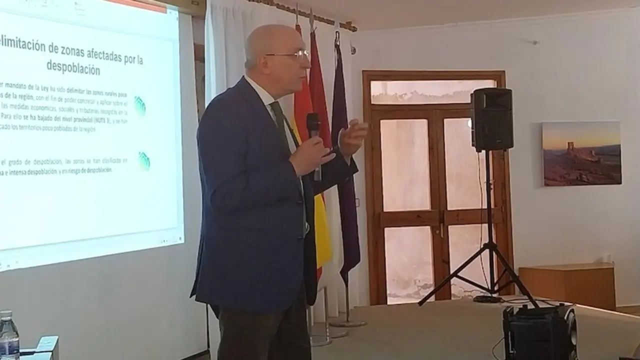El comisionado del Reto Demográfico de Castilla-La Mancha, Jesús Alique, durante su participación en la jornada ‘Líneas de ayuda a emprendedores’, en Molina de Aragón (Guadalajara)