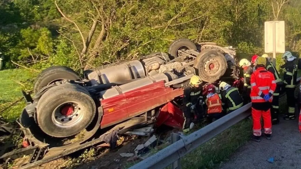 Muere el conductor de un camión al chocar contra un coche y salirse de la vía
