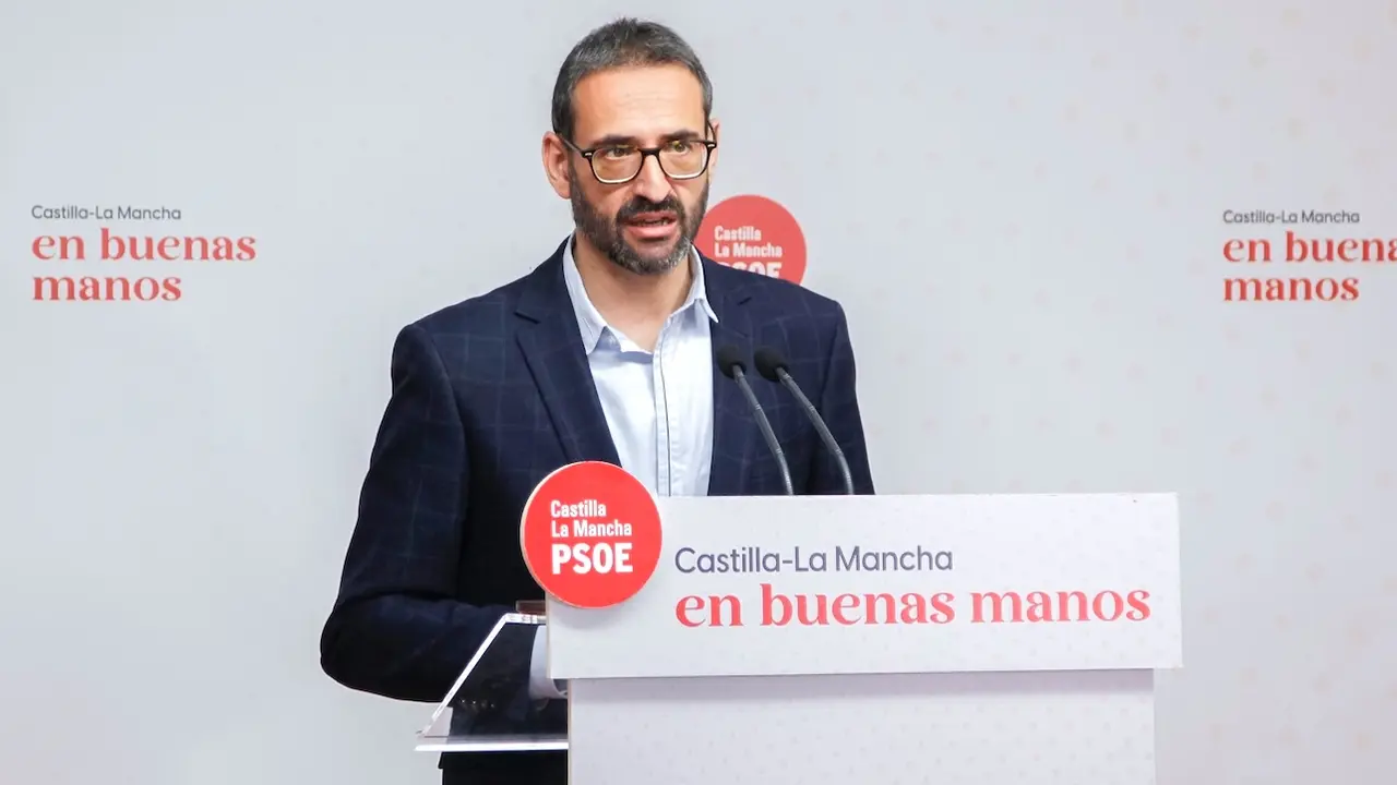 El secretario de Organización del&nbsp;PSOE&nbsp;de Castilla-La Mancha y diputado nacional, Sergio Gutiérrez, durante la rueda de prensa que ha ofrecido en la sede de los socialistas en Toledo