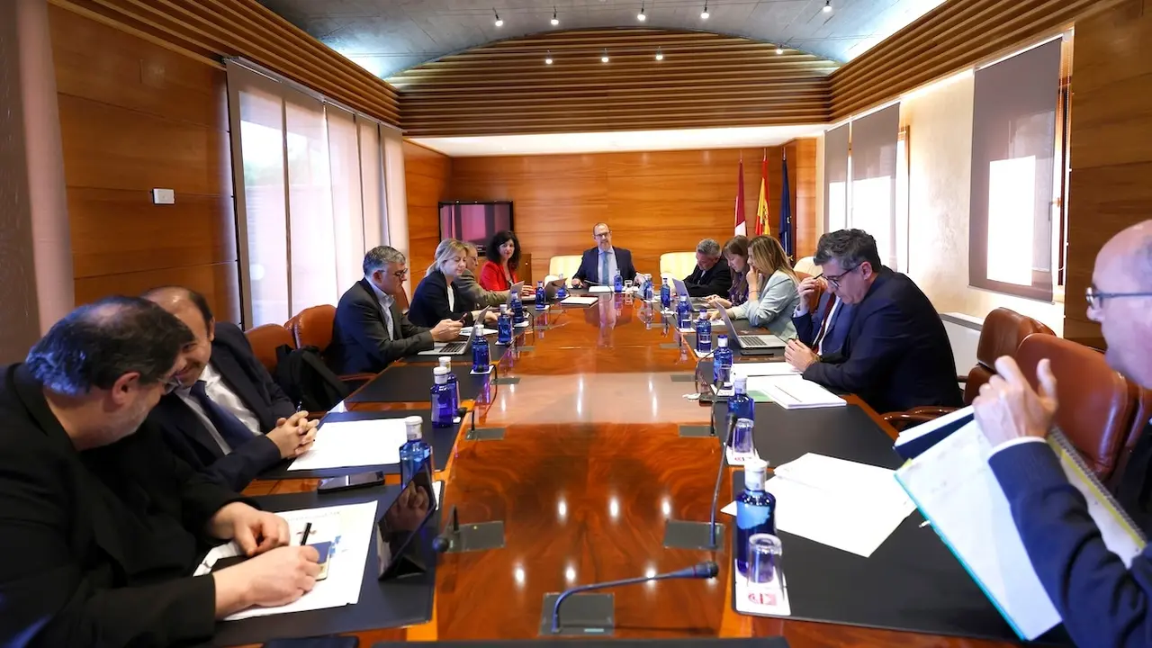 En la imagen un instante de la reunión de la Junta de Portavoces y Mesa de las Cortes de Castilla-La Mancha