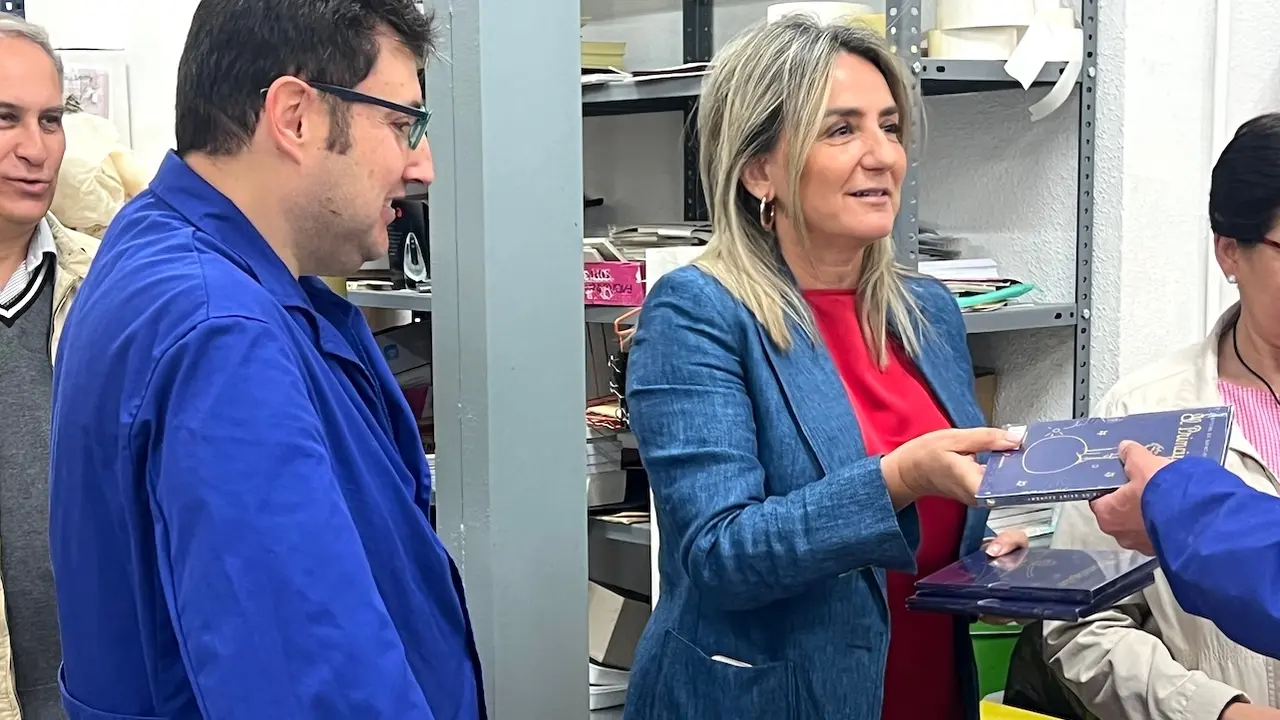 La delegada del Gobierno en Castilla-La Mancha, Milagros Tolón, ha visitado el centro ocupacional “Virgen del Sagrario” de la Asociación de Familias de Personas con Discapacidad Intelectual y del Desarrollo (APANAS) en Toledo