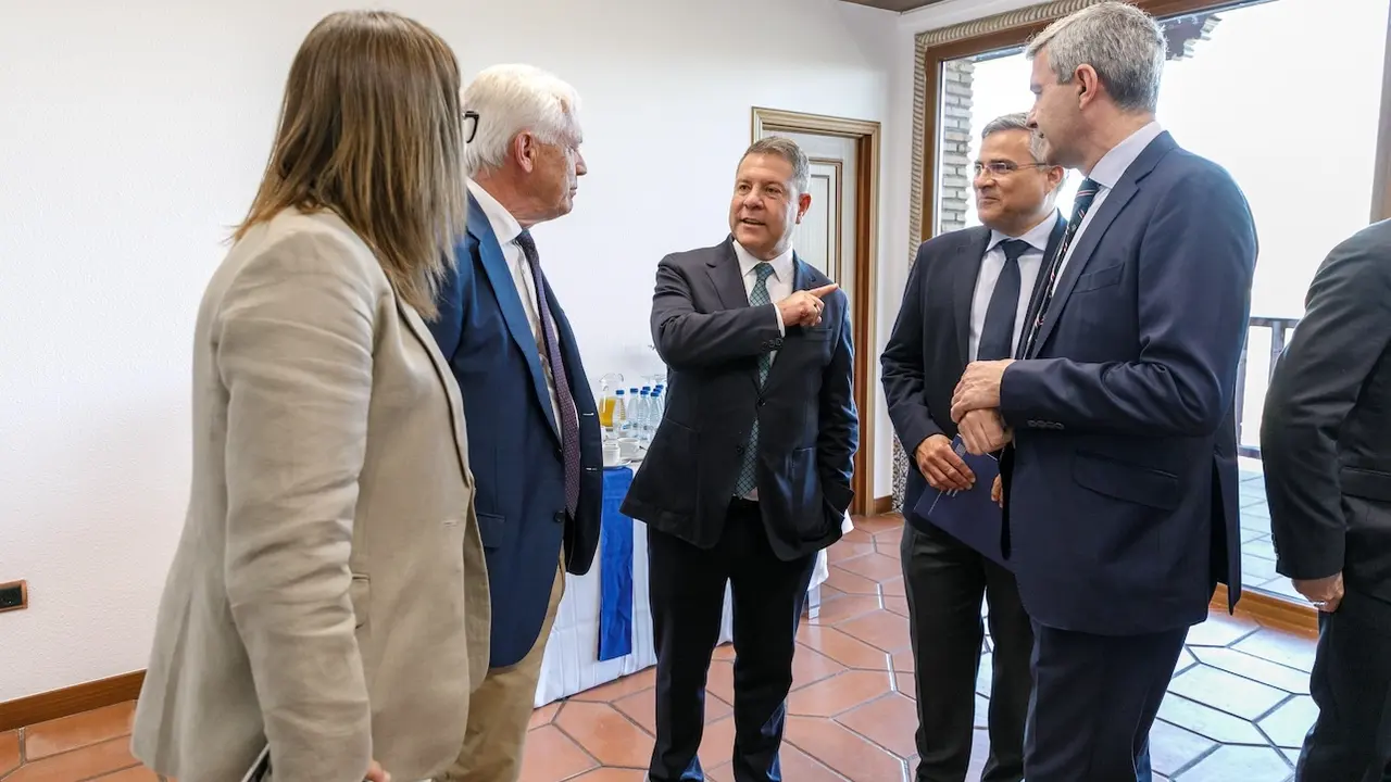 El presidente de Castilla-La Mancha, Emiliano García-Page, conversa con el presidente de Fedeto y miembros del Gobierno regional antes de participar en una jornada organizada en la sede de la patronal toledana
