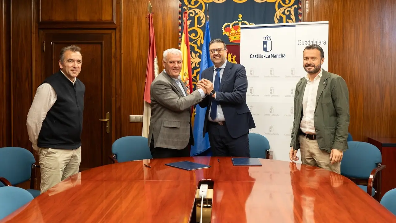 Firma de un convenio para la prestación del servicio bibliotecario móvil firmado entre el presidente de la Diputación de Guadalajara, José Luis Vega, y el consejero de Educación, Cultura y Deportes, Amador Pastor