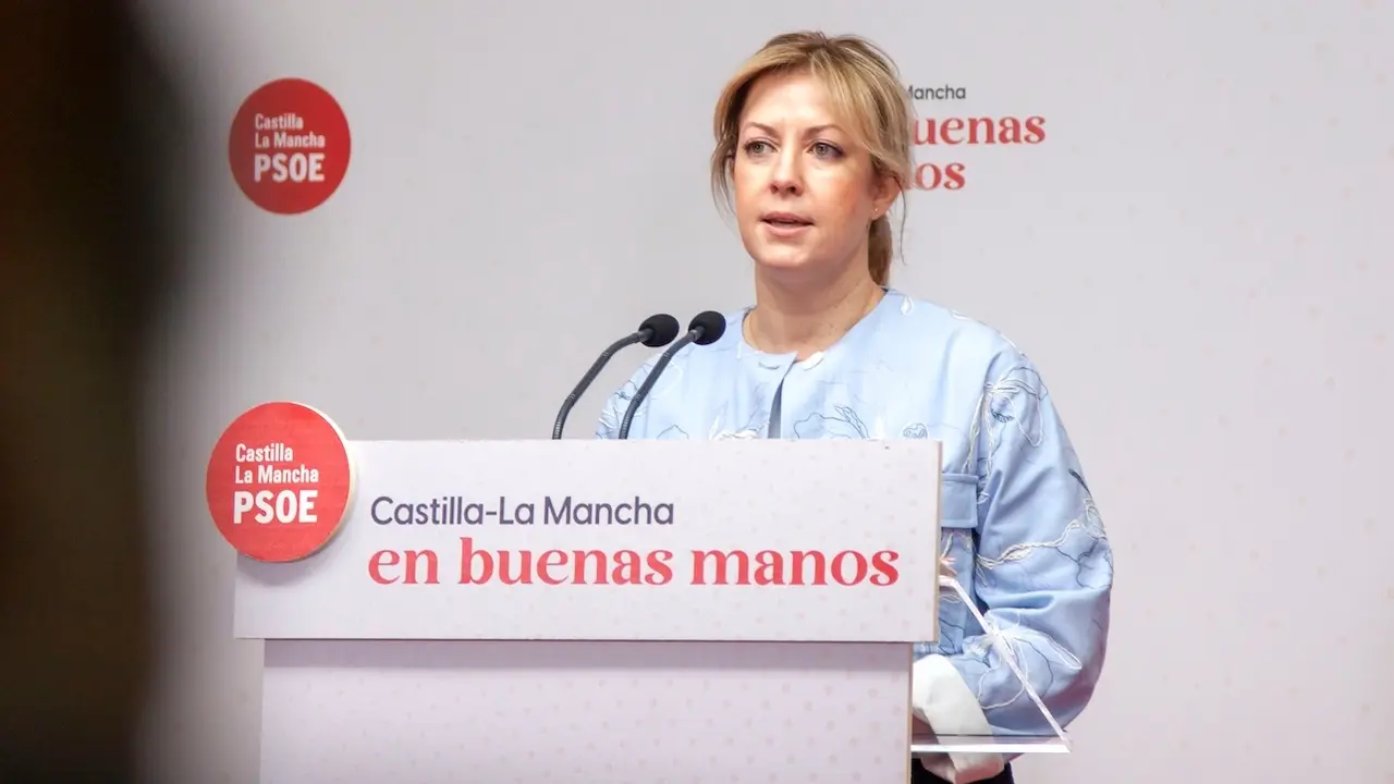 La portavoz del PSOE en las Cortes de Castilla-La Mancha, Ana Isabel Abengózar, durante la rueda de prensa que ha ofrecido en la sede de los socialistas en Toledo