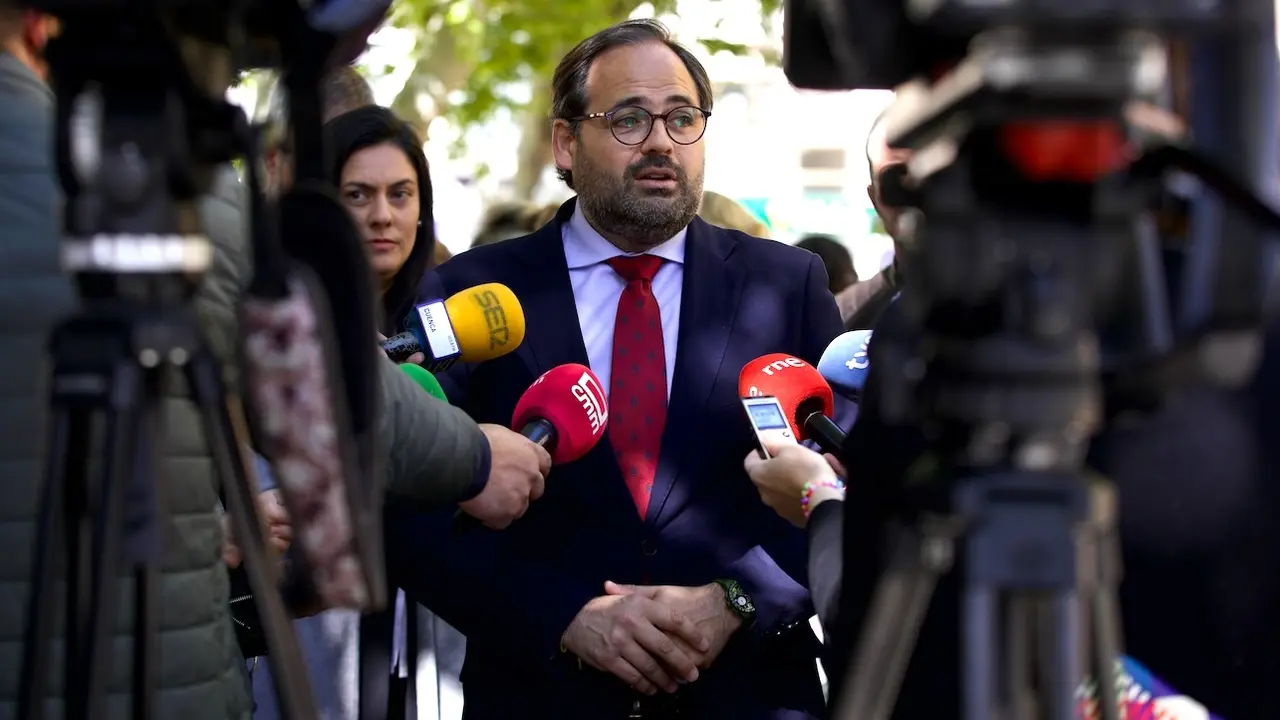 El presidente del PP de Castilla-La Mancha, Paco Núñez, atendiendo a los medios de comunicación este martes en la ciudad de Cuenca