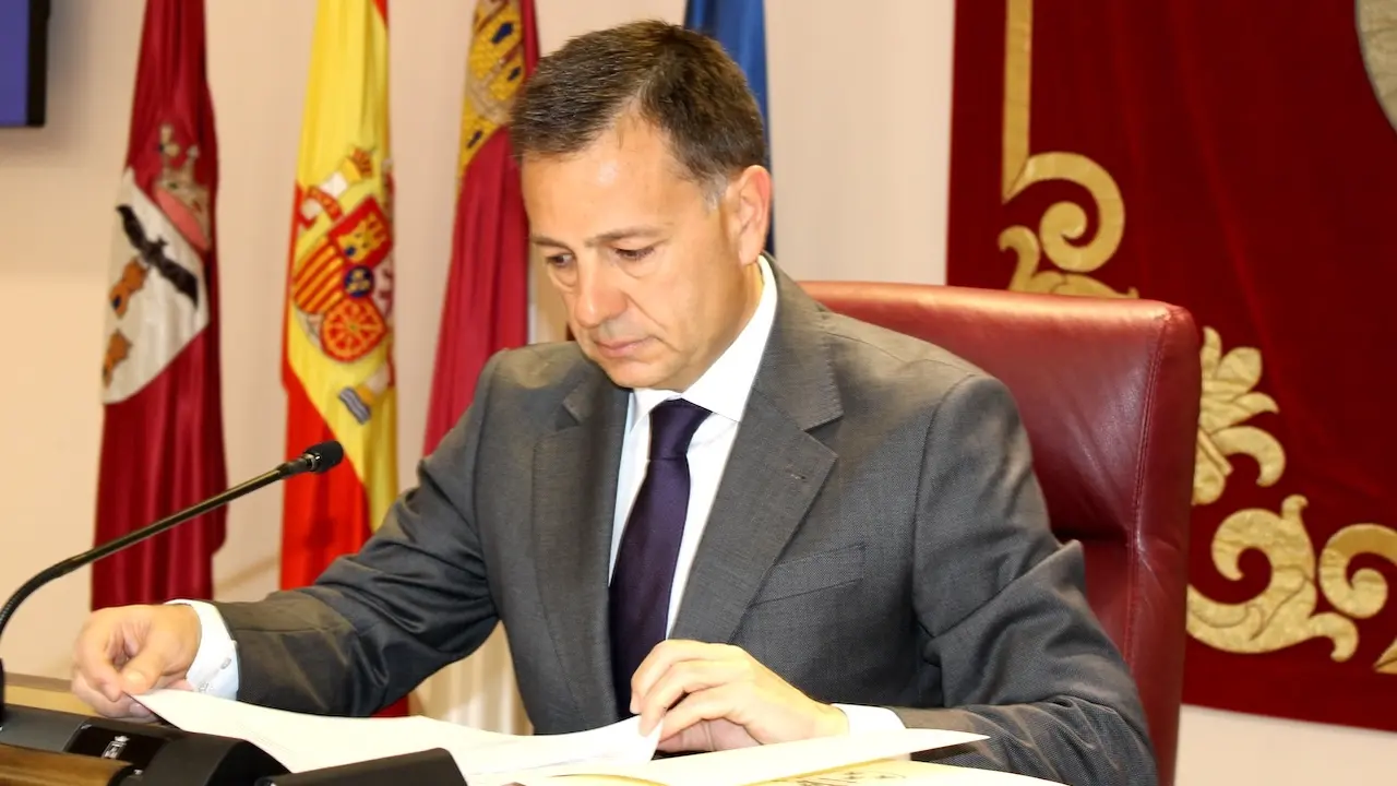 El alcalde de Albacete, Manuel Serrano, ha presidio la sesión del Pleno que ha aprobado el Presupuesto municipal para este año 2024