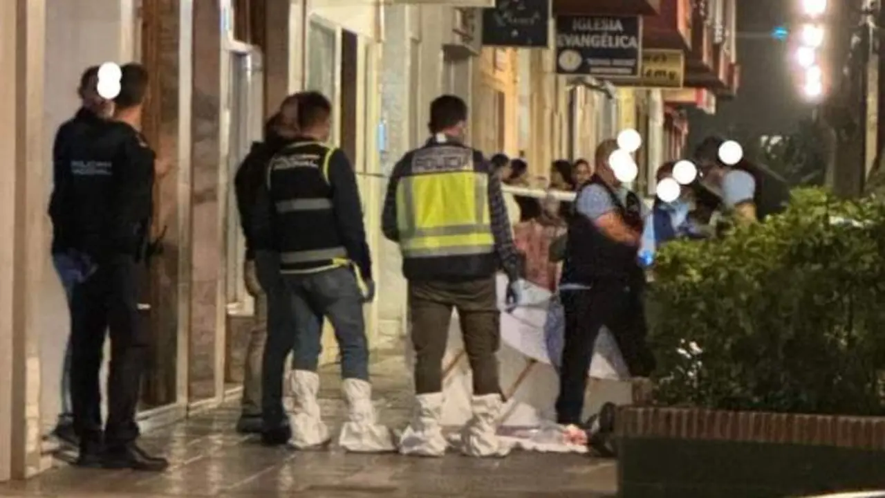 Detenido tras degollar a su compañero de piso, a su casero y apuñalar a su novia, cadáver, asesinato, crimen, policía