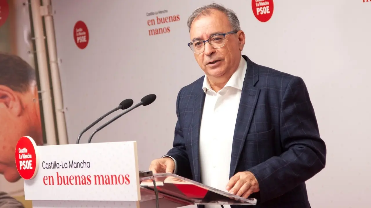 El diputado del PSOE en las Cortes de Castilla-La Mancha, Fernando Mora, durante la rueda de prensa que ha ofrecido en la sede de los socialistas en Toledo