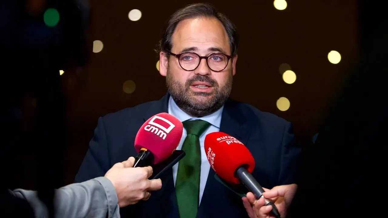 El presidente del PP de Castilla-La Mancha, Paco Núñez, atendiendo a lo medios en Madrid antes de asistir al diálogo del Club Conecta ‘Ciudades castellanomanchegas: Retos y oportunidades’