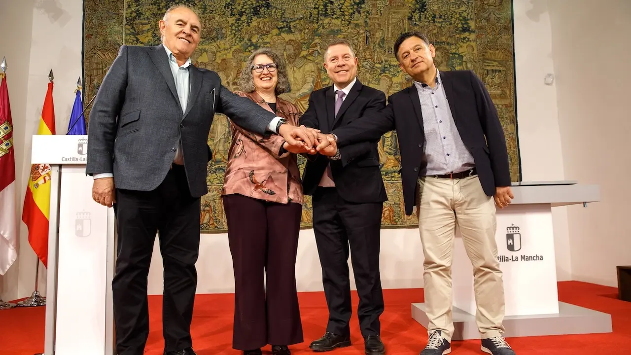 El jefe del Ejecutivo autonómico, Emiliano García-Page, preside, en Toledo, la firma del documento de posición conjunta del Gobierno de Castilla-La Mancha y las organizaciones agrarias Asaja y UPA respecto al Plan de Gestión de Zonas de Especial Protección para las Aves (ZEPA) de ambientes esteparios de la Comunidad Autónoma