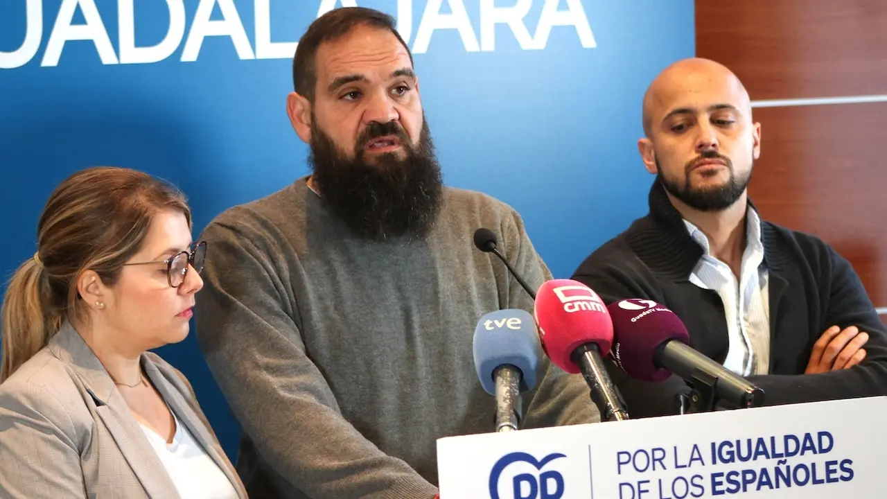 El exalcalde de Matarrubia (Guadalajara), Juan Pablo Carpintero (centro), durante la rueda de prensa que ha ofrecido en la sede de los 'populares' en la capital