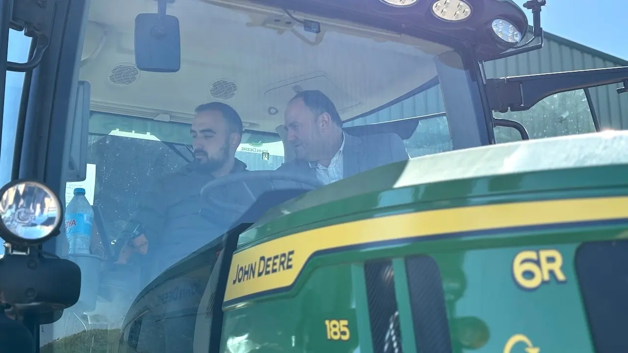 El consejero de Agricultura, Ganadería y Desarrollo Rural, Julián Martínez Lizán, durante la visita que ha realizado a la explotación agraria de un joven agricultor en Trijueque (Guadalajara)