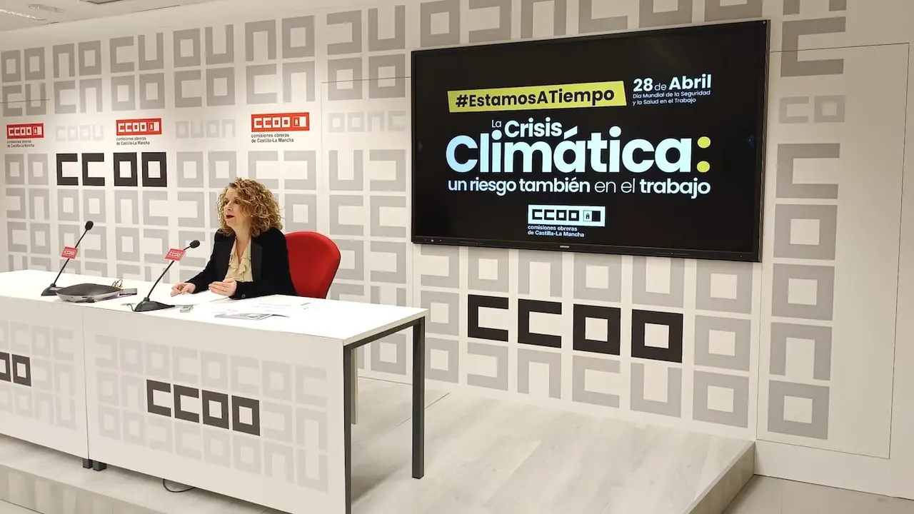 La secretaria regional de Diálogo Social, Institucional y Salud Laboral de CCOO Castilla-La Mancha, Raquel Payo, durante la rueda de prensa que ha ofrecido en la sede del sindicato