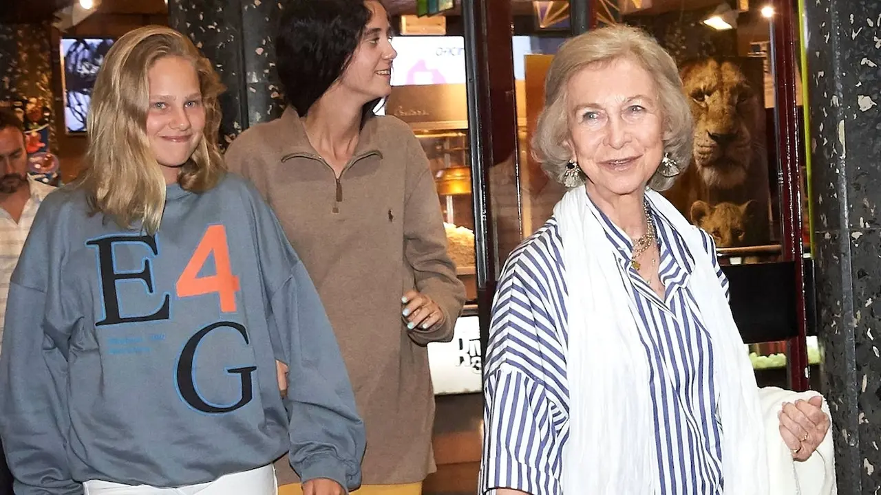 En la imagen de archivo la reina Sofía junto a sus nietas Victoria Federica e Irene Urdangarin