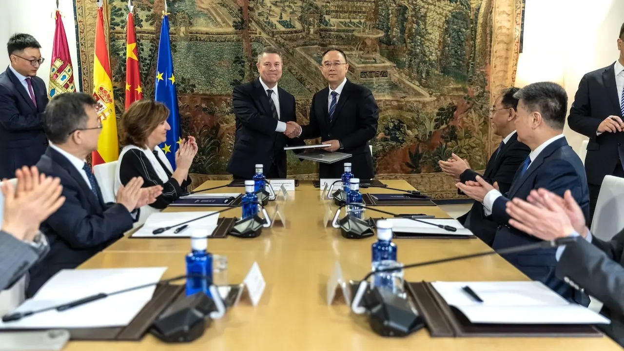 El presidente de Castilla-La Mancha, Emiliano García-Page, ha recibido en Toledo al gobernador de la provincia china de Shanxi, Jin Xiangiun, con quien ha suscrito un Memorando de Hermanamiento