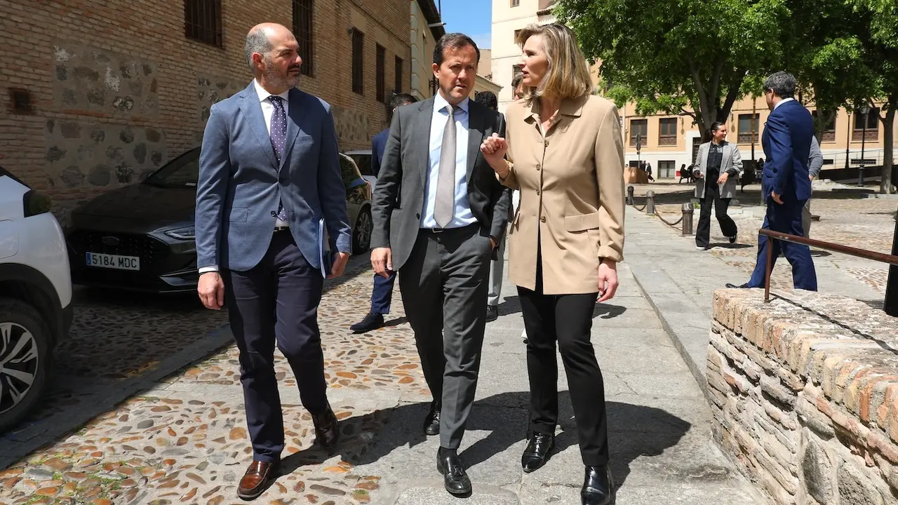El presidente provincial del PP y alcalde de Toledo, Carlos Velázquez, junto a la vicesecretaria nacional de Desarrollo Sostenible del PP, Paloma Martín, y el coordinador general del PP provincial, José Manuel Velasco