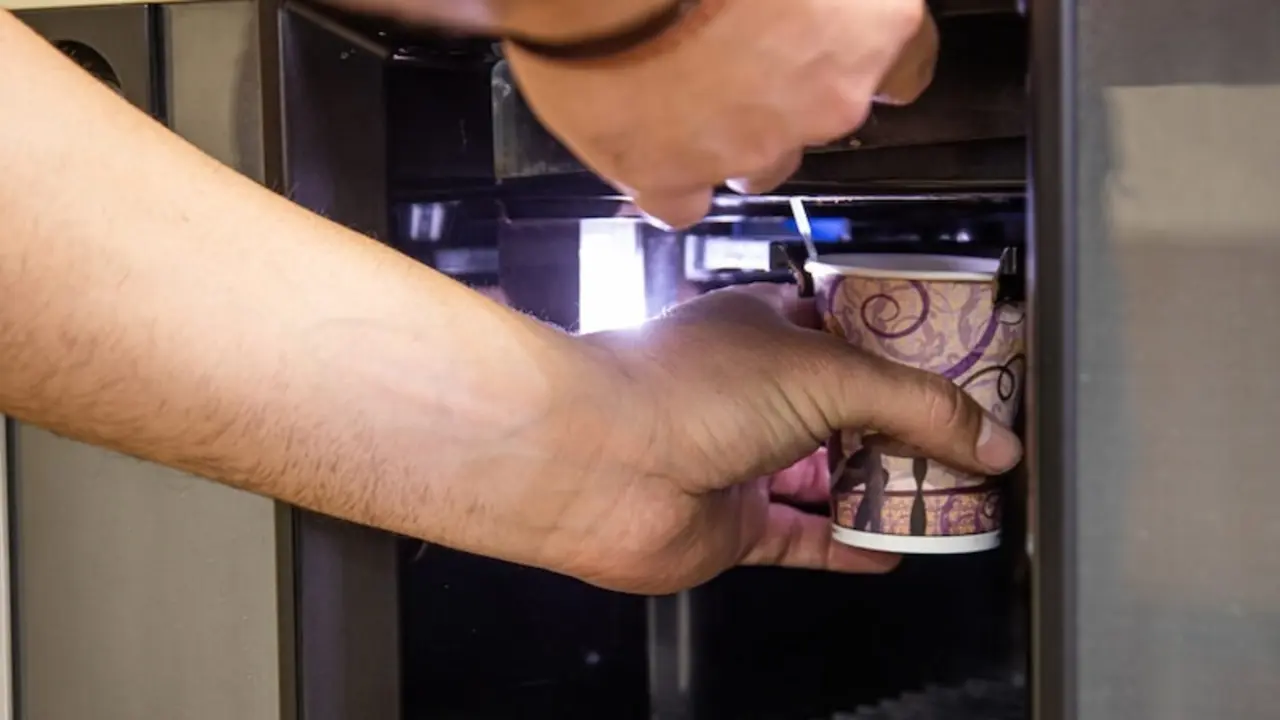 Una chica ingresada en una UCI tras ingerir un café con insectos de una máquina