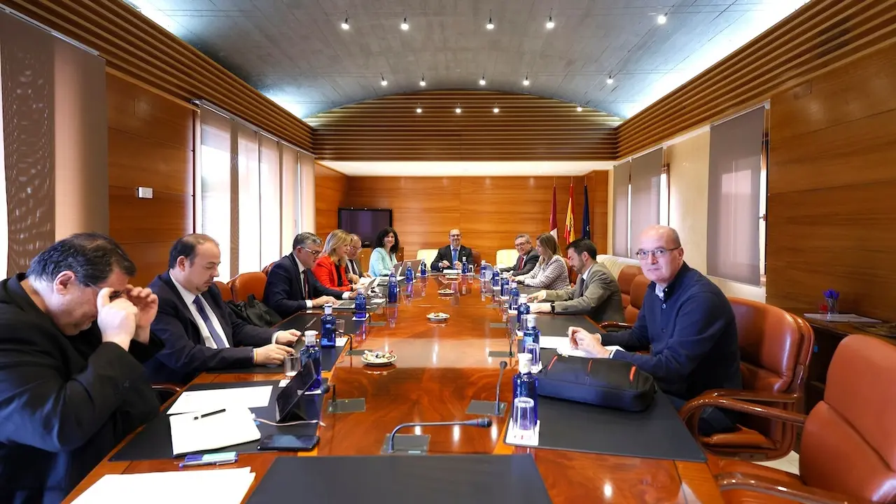 En la imagen un instante de la reunión de la Junta de Portavoces y Mesa de las Cortes de Castilla-La Mancha