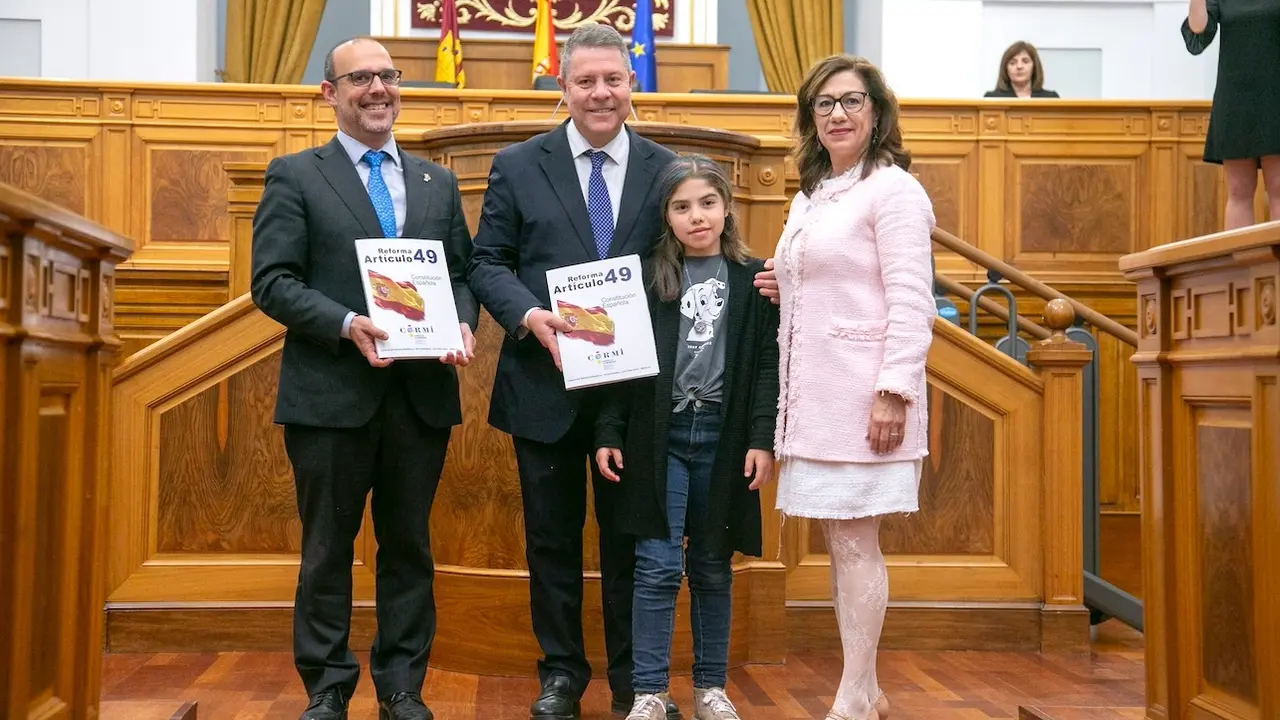 El presidente de Castilla-La Mancha, Emiliano García-Page, ha participado en el Acto institucional con el Comité de Personas con Discapacidad (CERMI) de Castilla-La Mancha para conmemorar la reforma de la Constitución Española, que ha modificado el Artículo 49 para sustituir el término de ‘disminuidos’ por el de ‘personas con discapacidad’