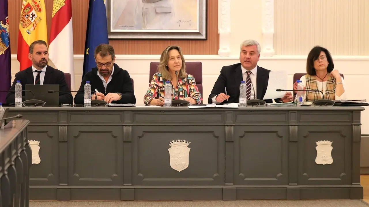 En la imagen un instante del Pleno del Ayuntamiento de Guadalajara presidido por la alcaldesa Ana Guarinos (c)
