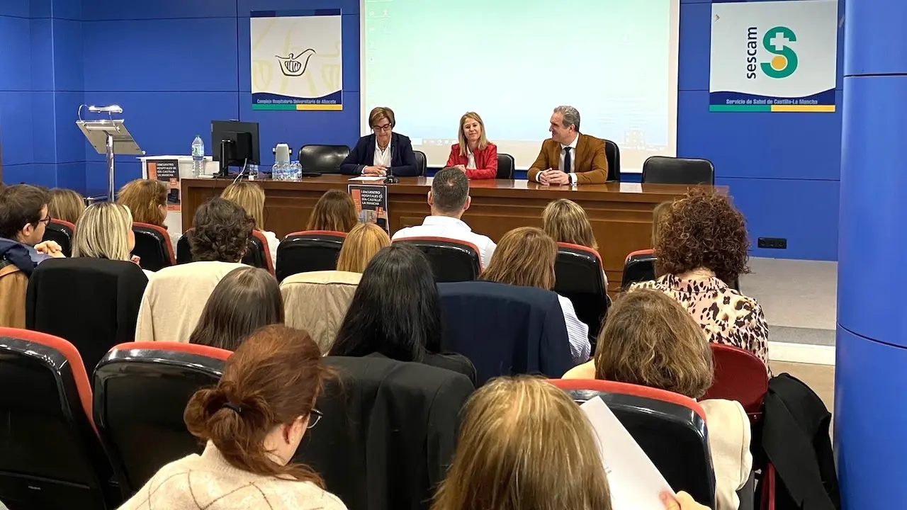 Profesionales de hospitales de día de Castilla-La Mancha aprenden cómo mejorar la atención a pacientes