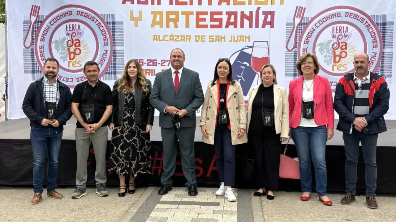 El consejero de Agricultura, Ganadería y Desarrollo Rural, Julián Martínez Lizán, durante la visita que ha realizado a la Feria de los Sabores del Quijote de Alcázar de San Juan (Ciudad Real)