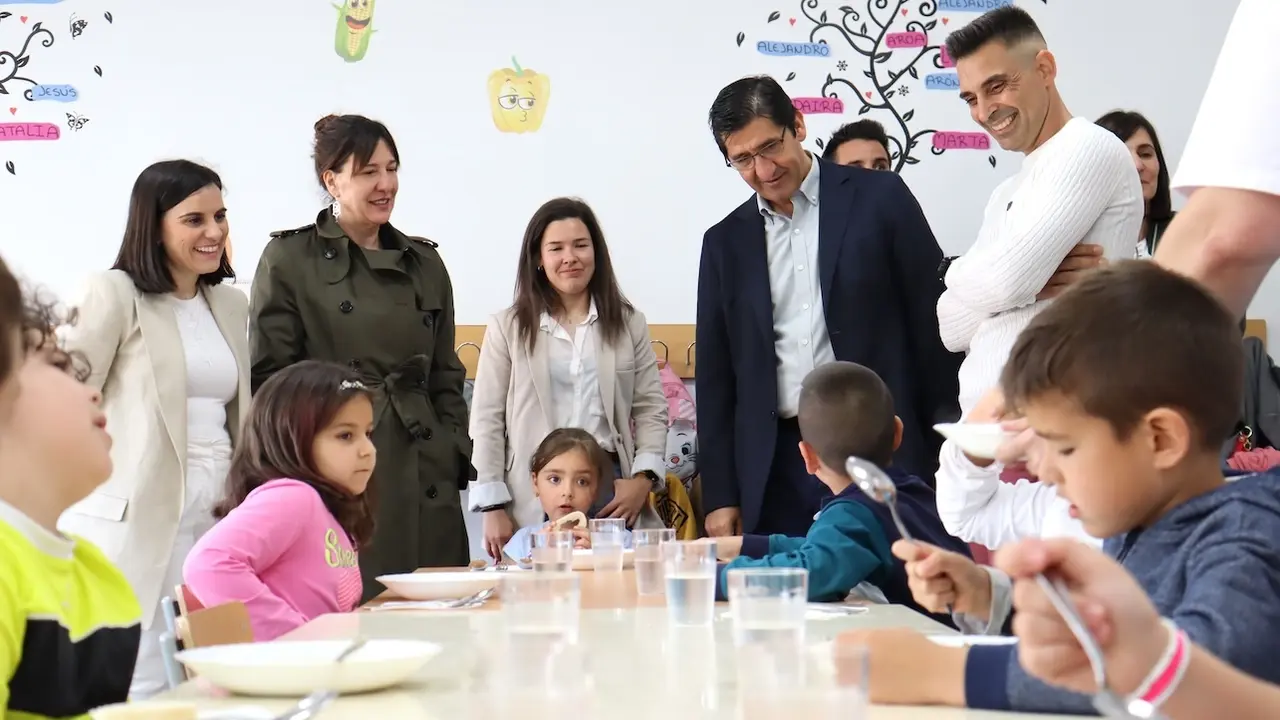 El vicepresidente segundo del Gobierno de Castilla- La Mancha, José Manuel Caballero, ha visitado el nuevo comedor escolar de Chillón (Ciudad Real)
