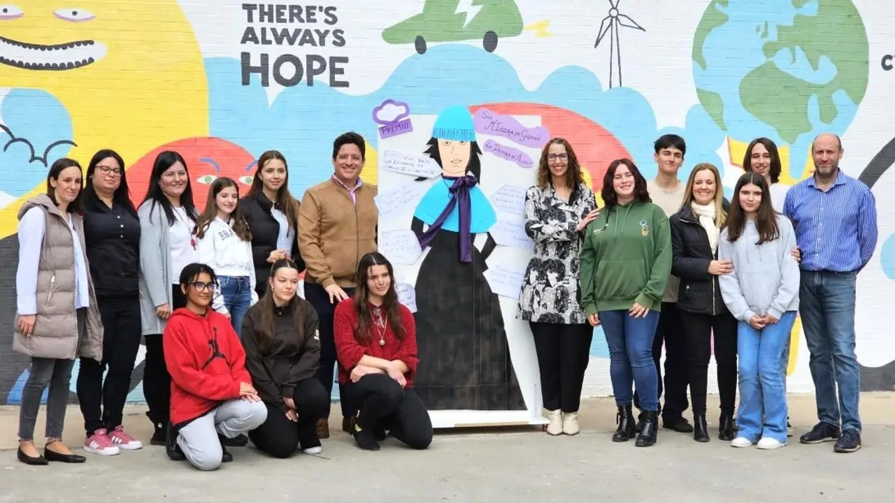 La consejera de Igualdad, Sara Simón, ha visitado una exposición sobre mujeres referentes en la historia elaborada por el alumnado de la ESO del IES ‘Arcipreste de Hita’ de Azuqueca de Henares (Guadalajara)