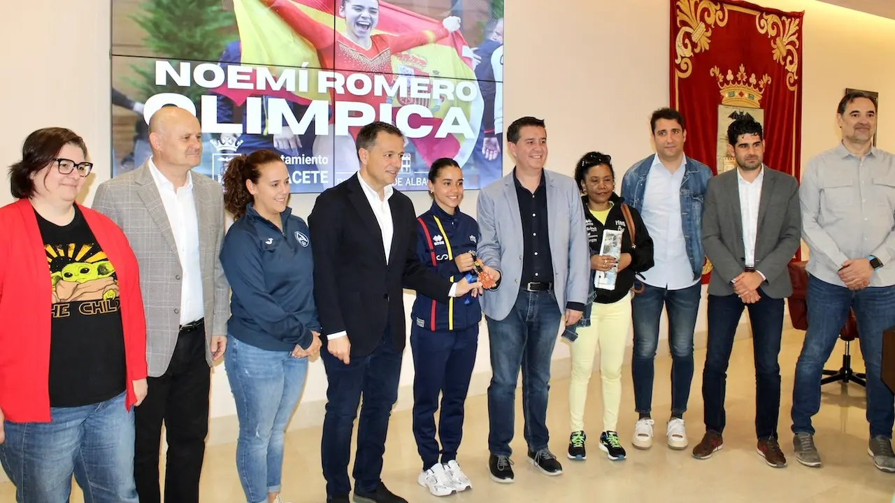 La joven gimnasta olímpica Noemí Romero, homenajeada en Albacete