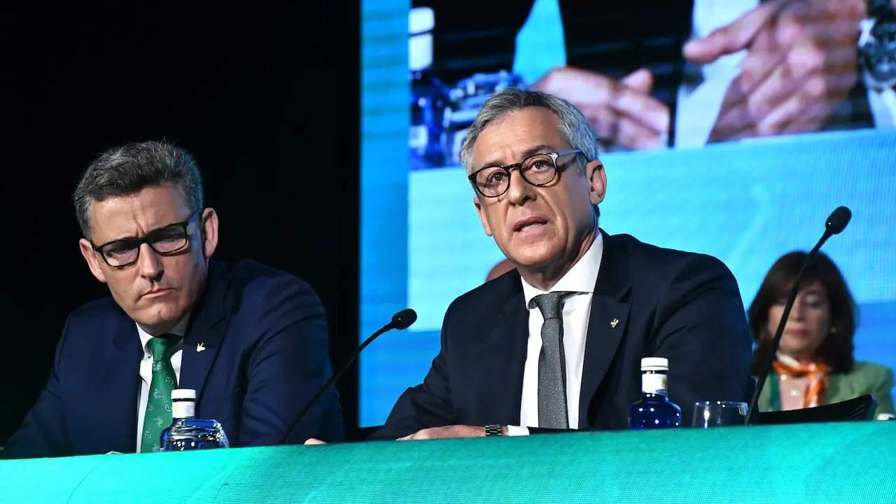 El director general de Eurocaja Rural, Víctor Manuel Martín, y el presidente, Javier López, en un momento de la Asamblea General de la entidad