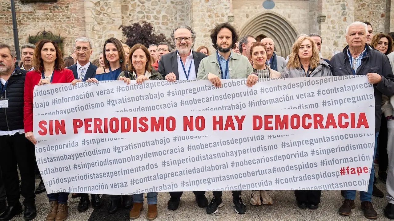 Concentración convocada por la Federación de Asociaciones de Periodistas de España (FAPE) bajo el lema 'Sin periodismo no hay democracia' en defensa de la profesión, coincidiendo con la celebración de la LXXXIII Asamblea General de la FAPE - EFE/Manu Reino