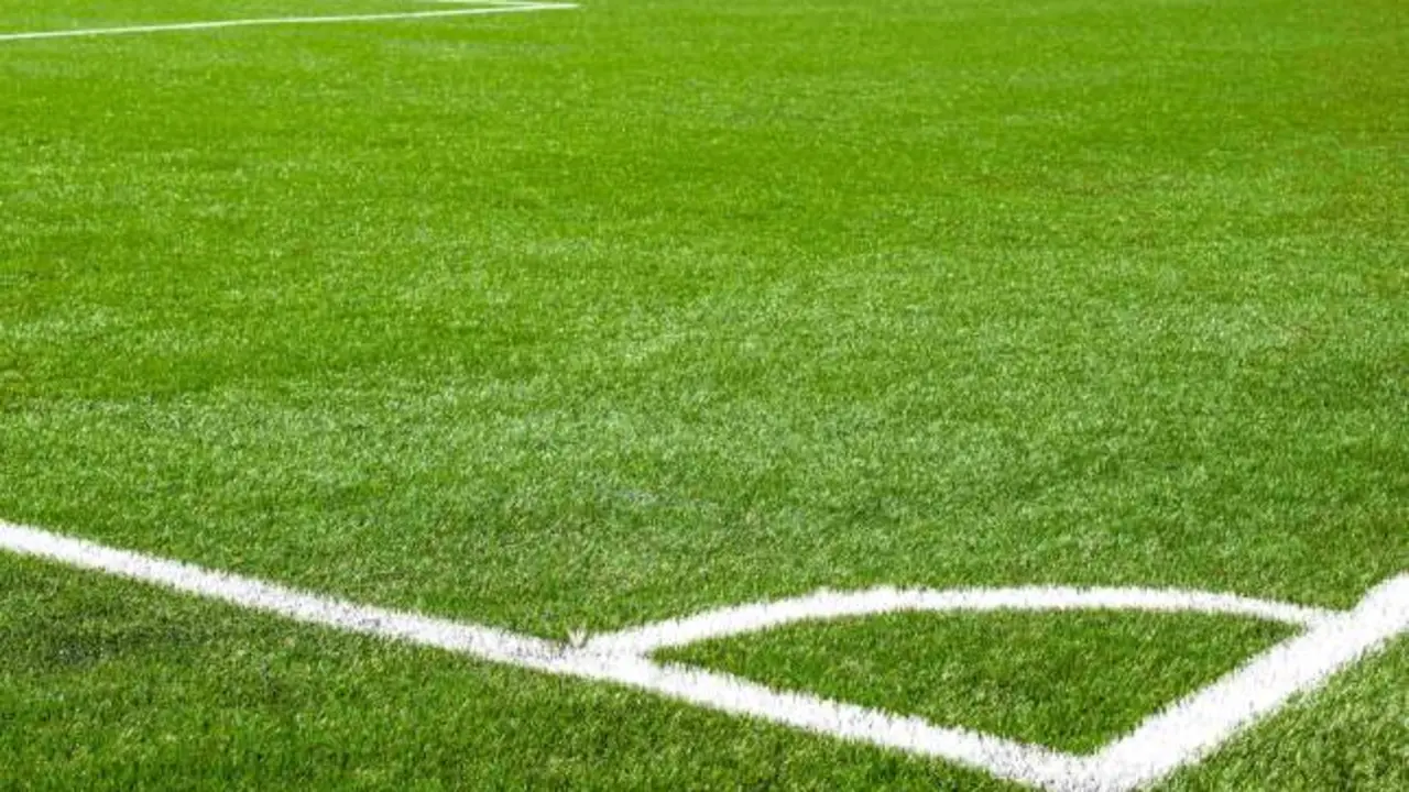 Batalla campal con navajas y golpes de cinturón en un partido: 8 menores detenidos, campo de fútbol